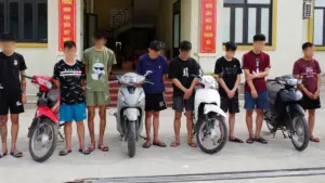 Triệu tập 16 đối tượng mang dao phóng lợn, hò hét gây náo loạn đường phố, cơ quan công an đang điều tra, xử lý vụ việc.