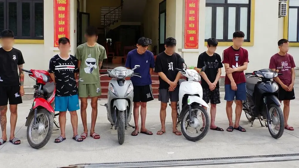 Triệu tập 16 đối tượng mang dao phóng lợn, hò hét gây náo loạn đường phố, cơ quan công an đang điều tra, xử lý vụ việc.