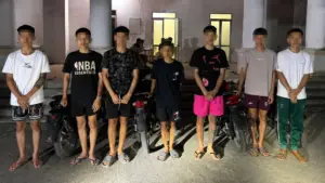 Cảnh sát giao thông xử phạt hơn 107 triệu đồng nhóm thanh thiếu niên lạng lách, đánh võng, gây mất an toàn giao thông.