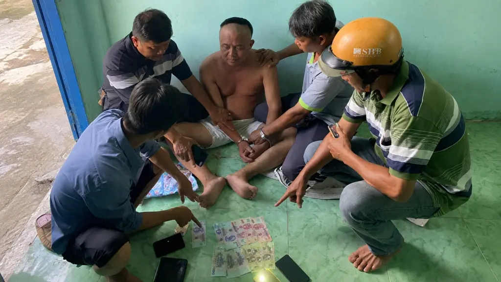 Bắt khẩn cấp nghi phạm đánh ông lão bán vé số ở Tây Ninh. Vụ việc gây phẫn nộ dư luận, cơ quan công an đang điều tra làm rõ.