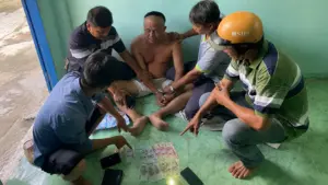 Bắt khẩn cấp nghi phạm đánh ông lão bán vé số ở Tây Ninh. Vụ việc gây phẫn nộ dư luận, cơ quan công an đang điều tra làm rõ.