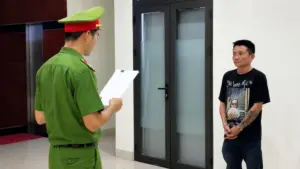 Công an bắt tạm giam Phan Minh Trí sau vụ say rượu lái ô tô tông vào quán nhậu và có hành vi thách thức lực lượng chức năng.