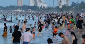 Biển Cửa Lò ken đặc người dịp hè, du khách đổ về tắm biển và vui chơi khiến bãi biển trở nên đông nghẹt vào cuối ngày.