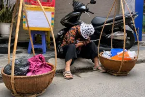 Nhiều người già vỡ mộng khi xem con cái là bảo hiểm tuổi già. Câu chuyện về kỳ vọng, phụ thuộc và bài học tự chủ tài chính.