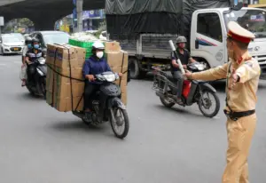 Chở hàng cồng kềnh bị CSGT xử lý, nhiều tài xế phân trần vì mưu sinh. Ghi nhận thực tế và những nguy cơ mất an toàn giao thông.