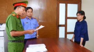 Khởi tố Nguyễn Thị Thúy sau vụ dùng vòi rửa xe cao áp xịt khiến bà bán rau bị chảy máu mắt, vụ việc đang được điều tra.