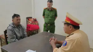 Người đàn ông bị làm việc với công an sau vụ lạng lách xe máy, chặn đầu ô tô và có lời lẽ thách thức gây bức xúc dư luận.