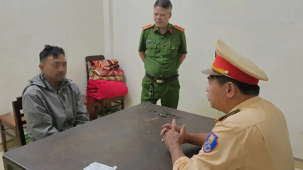 Người đàn ông bị làm việc với công an sau vụ lạng lách xe máy, chặn đầu ô tô và có lời lẽ thách thức gây bức xúc dư luận.