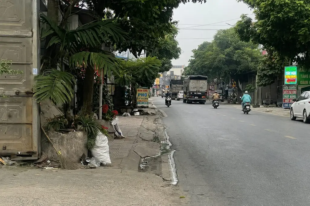 Nữ công nhân môi trường bị ô tô đâm tử vong trong đêm tại Thái Nguyên. Vụ tai nạn thương tâm đang được cơ quan chức năng điều tra.