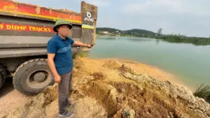 Khởi tố giám đốc doanh nghiệp chỉ đạo đổ gần 180 tấn bùn thải xuống hồ nước tại Hoành Bồ, gây ô nhiễm môi trường.