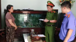 Khởi tố 3 đối tượng sản xuất hơn 2 tấn miến giả ở Hưng Yên; cơ quan chức năng điều tra đường dây thực phẩm giả gây xôn xao dư luận.