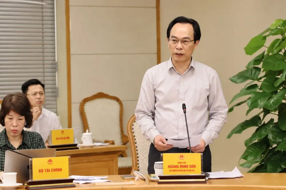 Có nên cấm trẻ em sử dụng mạng xã hội? Bộ trưởng Hoàng Minh Sơn nêu quan điểm về quản lý, bảo vệ trẻ em trên môi trường số.