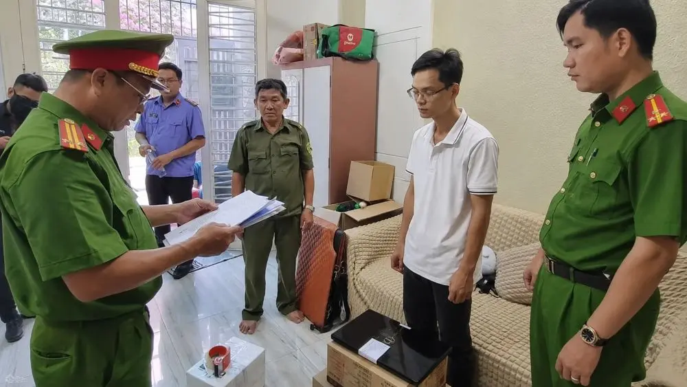 Bắt giam 2 người sản xuất nước yến giả quy mô lớn, thu giữ hơn 360.000 sản phẩm và nhiều tang vật phục vụ điều tra.
