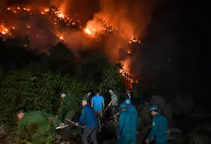 Cháy lớn trên núi Thiên Nhẫn trong đêm, hàng trăm người được huy động tham gia khống chế đám cháy. Xem diễn biến mới nhất.