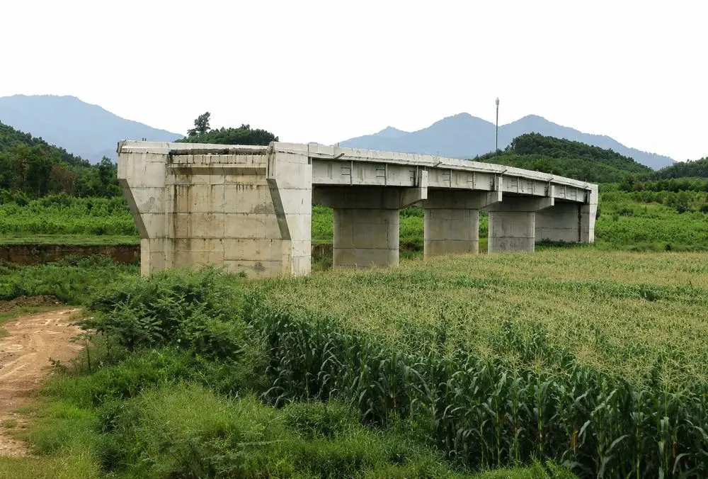 Cầu Mô Vĩnh đầu tư hàng chục tỷ đồng đã cơ bản hoàn thành nhưng chưa thể khai thác do thiếu đường dẫn hai đầu, gây lãng phí nguồn lực.