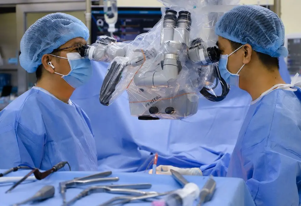 Thoát vị đĩa đệm cổ ngày càng trẻ hóa, nhiều người phát hiện muộn vì nhầm với căng cơ. Nhận biết sớm dấu hiệu để điều trị kịp thời.