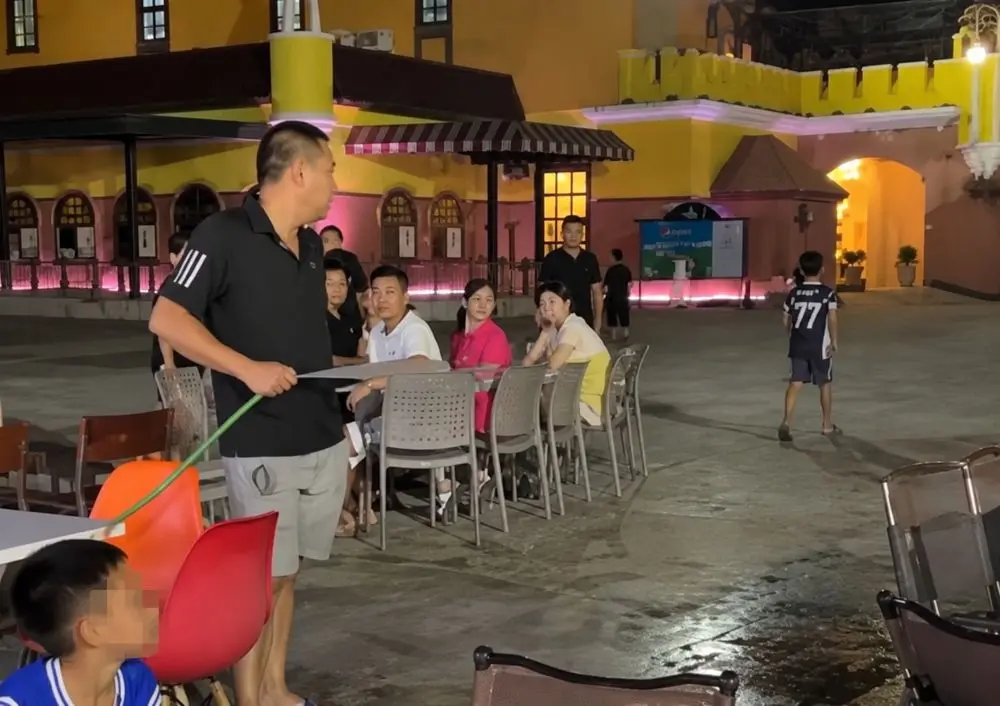 Công an xác minh vụ nghi dùng vòi nước đuổi khách tại khu vui chơi ở Cửa Lò, đoạn video lan truyền gây nhiều tranh luận.