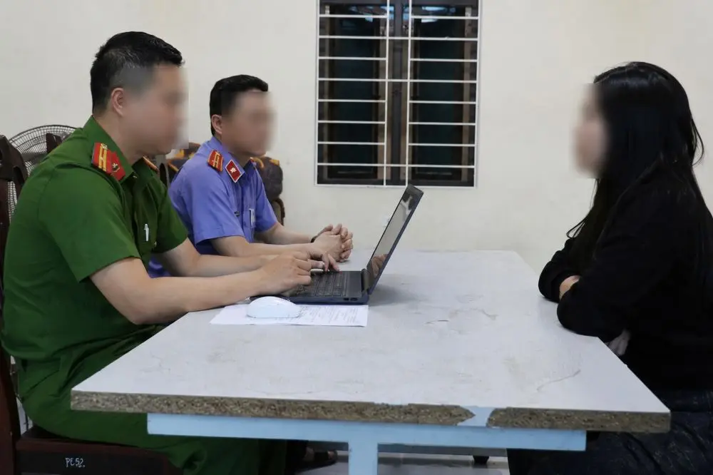 Vụ ném chất bẩn vào cửa hàng quần áo để dằn mặt chủ tiệm: diễn biến vụ án và quá trình cơ quan công an điều tra, xử lý.