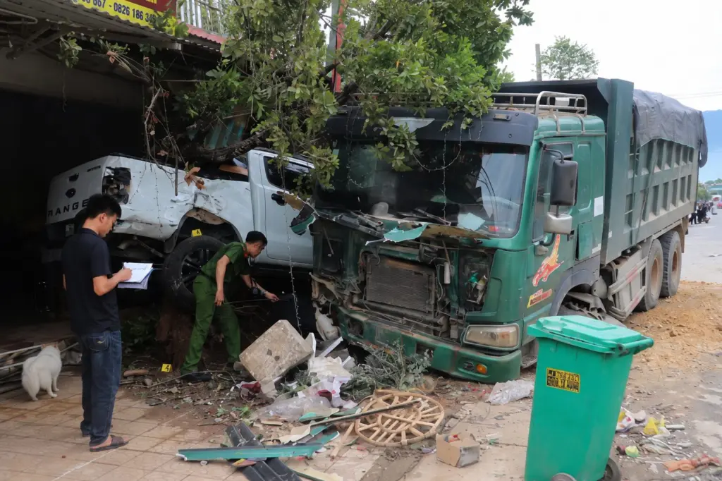 Xe tải Howo mất lái lao vào nhà dân, húc văng xe bán tải bên đường. Cơ quan chức năng điều tra nguyên nhân vụ tai nạn.