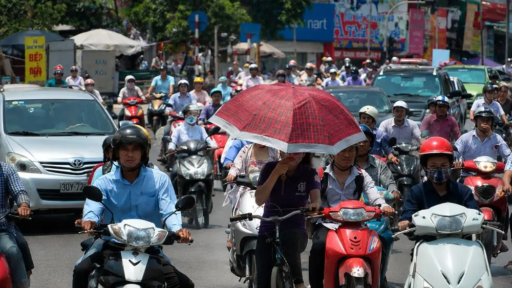 Nắng nóng bùng lên ở miền Bắc và Trung Bộ, dự báo một tháng tới còn xuất hiện nhiều hình thái thời tiết cực đoan.
