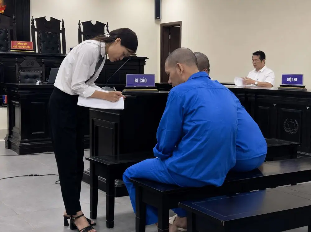 Dàn cảnh bán ôtô hạng sang rồi cướp lại xe sau khi khách chuyển tiền, nhóm bị cáo lĩnh án nặng tại Hà Nội. Xem diễn biến vụ án.