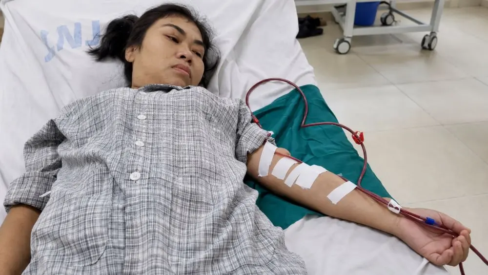 Mẹ suy thận giai đoạn cuối phải chạy thận kéo dài, người con trai nghẹn ngào trước nguy cơ mất đi người thân duy nhất còn lại.