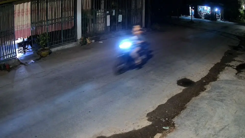 Truy tìm người phụ nữ đi xe máy tông bé 4 tuổi gãy xương đùi rồi rời khỏi hiện trường, công an kêu gọi cung cấp thông tin.