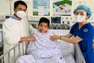 Bé trai bị tai nạn giao thông nguy kịch được các bác sĩ cứu sống kỳ diệu, xúc động ngày trở về bên gia đình.