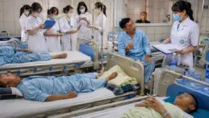 Bệnh nhân xơ gan do lạm dụng rượu điều trị tại bệnh viện, phản ánh hậu quả nghiêm trọng của nghiện rượu đối với sức khỏe.