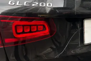 Truy tố người phụ nữ đập phá xe Mercedes GLC200 đỗ trước cửa nhà, gây hư hỏng tài sản. Xem chi tiết vụ việc.