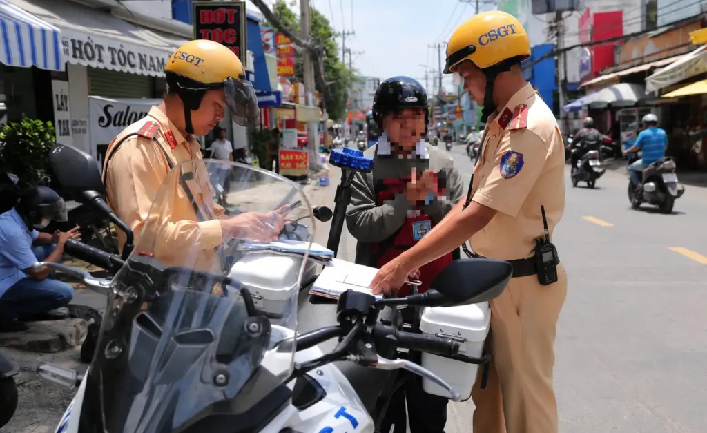 Nhiều phụ huynh ở TP.HCM bị xử phạt vì giao xe cho con chưa đủ điều kiện lái xe. Tìm hiểu quy định mới để tránh vi phạm.