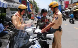 Nhiều phụ huynh ở TP.HCM bị xử phạt vì giao xe cho con chưa đủ điều kiện lái xe. Tìm hiểu quy định mới để tránh vi phạm.