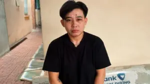 Nữ nghi phạm cải trang thành nam giới vào tiệm vàng ở TPHCM để cướp giật tài sản nhưng nhanh chóng bị phát hiện.
