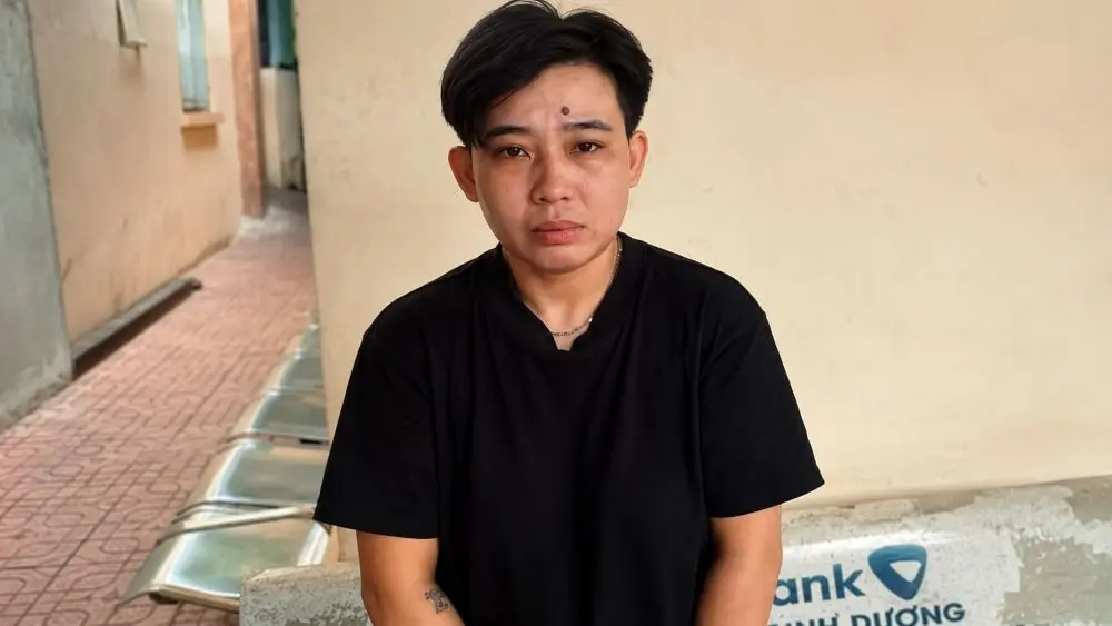 Nữ nghi phạm cải trang thành nam giới vào tiệm vàng ở TPHCM để cướp giật tài sản nhưng nhanh chóng bị phát hiện.