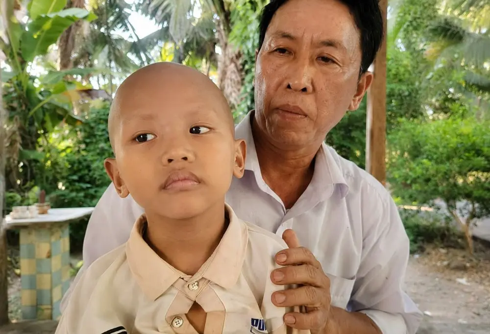 Người cha đơn thân nuôi con trai ung thư não được bạn đọc giúp gần 200 triệu đồng, tiếp thêm hy vọng chữa bệnh cho con.
