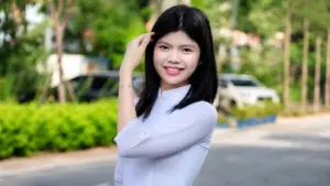 Nữ sinh Trúc Oanh gây ấn tượng khi ba lần đỗ thủ khoa Toán, Tin ở Hà Nội nhờ đam mê học tập và chiến lược ôn luyện hiệu quả.