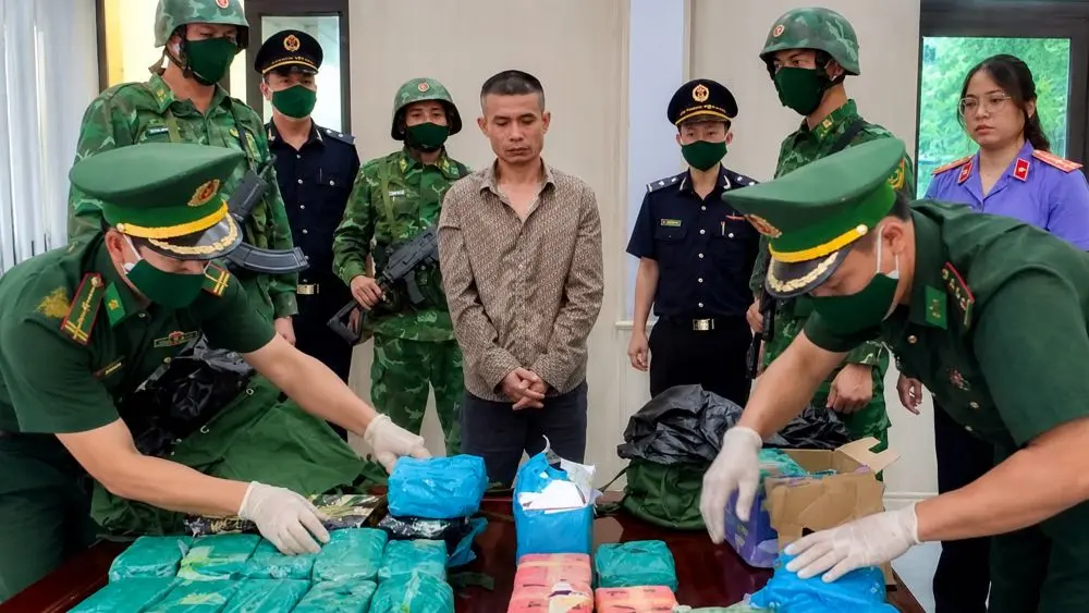 Bắt giữ Hoàng Ngọc Phú cùng đồng phạm vận chuyển 27kg ma túy qua biên giới, vụ án đang được cơ quan chức năng điều tra làm rõ.