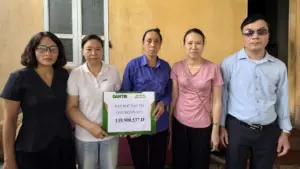 Người mẹ nhặt phế liệu nuôi 2 con khuyết tật được bạn đọc Dân trí hỗ trợ hơn 160 triệu đồng, tiếp thêm động lực vượt qua khó khăn.