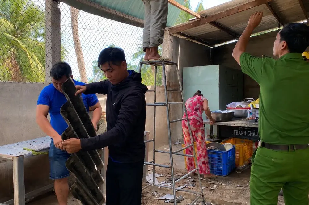 Lốc xoáy làm 46 căn nhà tốc mái, lực lượng chức năng hỗ trợ người dân khắc phục hậu quả, một người tử vong khi sửa nhà.