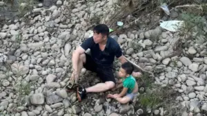 Cán bộ xã bơi giữa dòng nước xiết cứu bé trai thoát nạn an toàn, hành động dũng cảm khiến nhiều người xúc động.