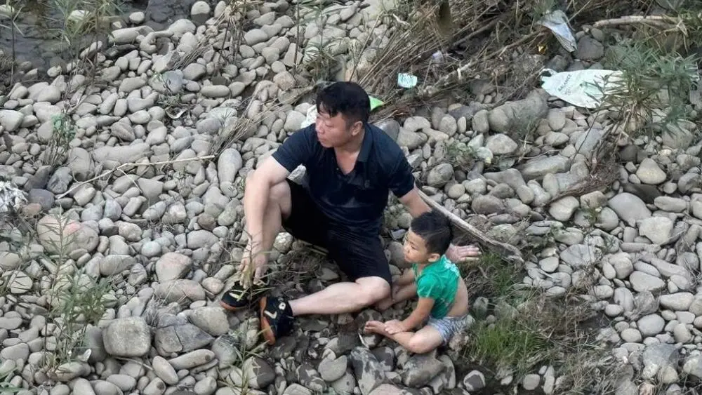 Cán bộ xã bơi giữa dòng nước xiết cứu bé trai thoát nạn an toàn, hành động dũng cảm khiến nhiều người xúc động.