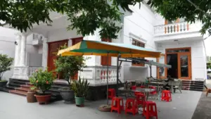 Vợ chồng bán hủ tiếu trong biệt thự chia sẻ hành trình vượt khó, nuôi 3 con khôn lớn và cuộc sống bình dị khiến nhiều người xúc động.