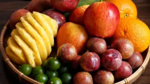 Ăn trái cây nguyên quả giúp bổ sung chất xơ, vitamin và khoáng chất hiệu quả hơn nước ép. Khám phá 4 lợi ích cho sức khỏe.