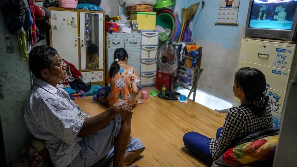 TPHCM quy định chuẩn nghèo mới, người có thu nhập bình quân dưới 4,3 triệu đồng/tháng được xác định là hộ nghèo. Xem chi tiết.