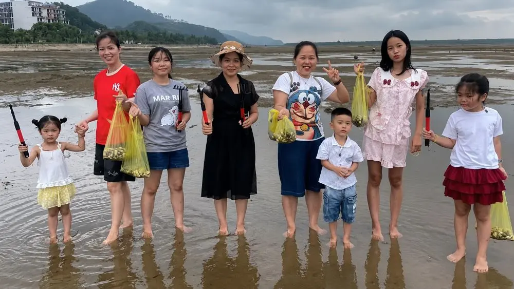Du lịch biển Hải Tiến hấp dẫn với trải nghiệm cào ngao và nhiều hoạt động gắn với phát triển du lịch bền vững, khám phá ngay.