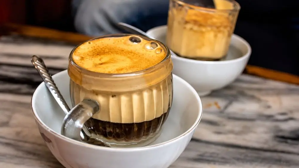 Cà phê trứng có thể cung cấp năng lượng nhưng cũng tiềm ẩn rủi ro nếu dùng quá nhiều. Tìm hiểu tác động của thức uống này.
