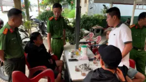 Công an xã Ka Đô kiểm tra quán cà phê Chợt Nhớ, làm rõ các giao dịch khoảng 149 triệu đồng, mời 12 người lên làm việc.