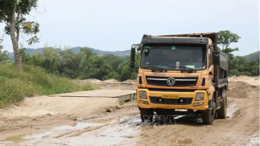 Nghệ An siết chặt quản lý tải trọng xe từ đầu nguồn, tăng kiểm soát xe quá tải nhằm bảo vệ hạ tầng giao thông và nâng cao hiệu quả quản lý.