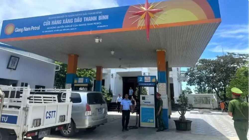 Doanh nghiệp tư nhân xăng dầu ở Nghệ An bị xử phạt vì tự ý điều chỉnh giá bán. Xem chi tiết vụ việc và mức xử phạt.
