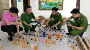 Công an Thanh Hóa bóc gỡ đường dây sản xuất, buôn bán nước hoa giả đội lốt thương hiệu nổi tiếng, thu giữ nhiều tang vật.